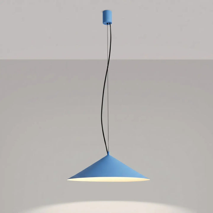 Suspension FINT bleu clair allumée, lumière vers le bas