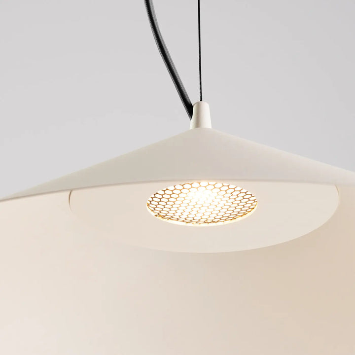 Suspension FINT beige allumée, grille nid d'abeille