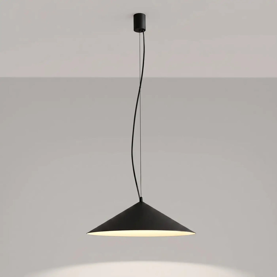 Suspension FINT noir allumée, lumière vers le bas