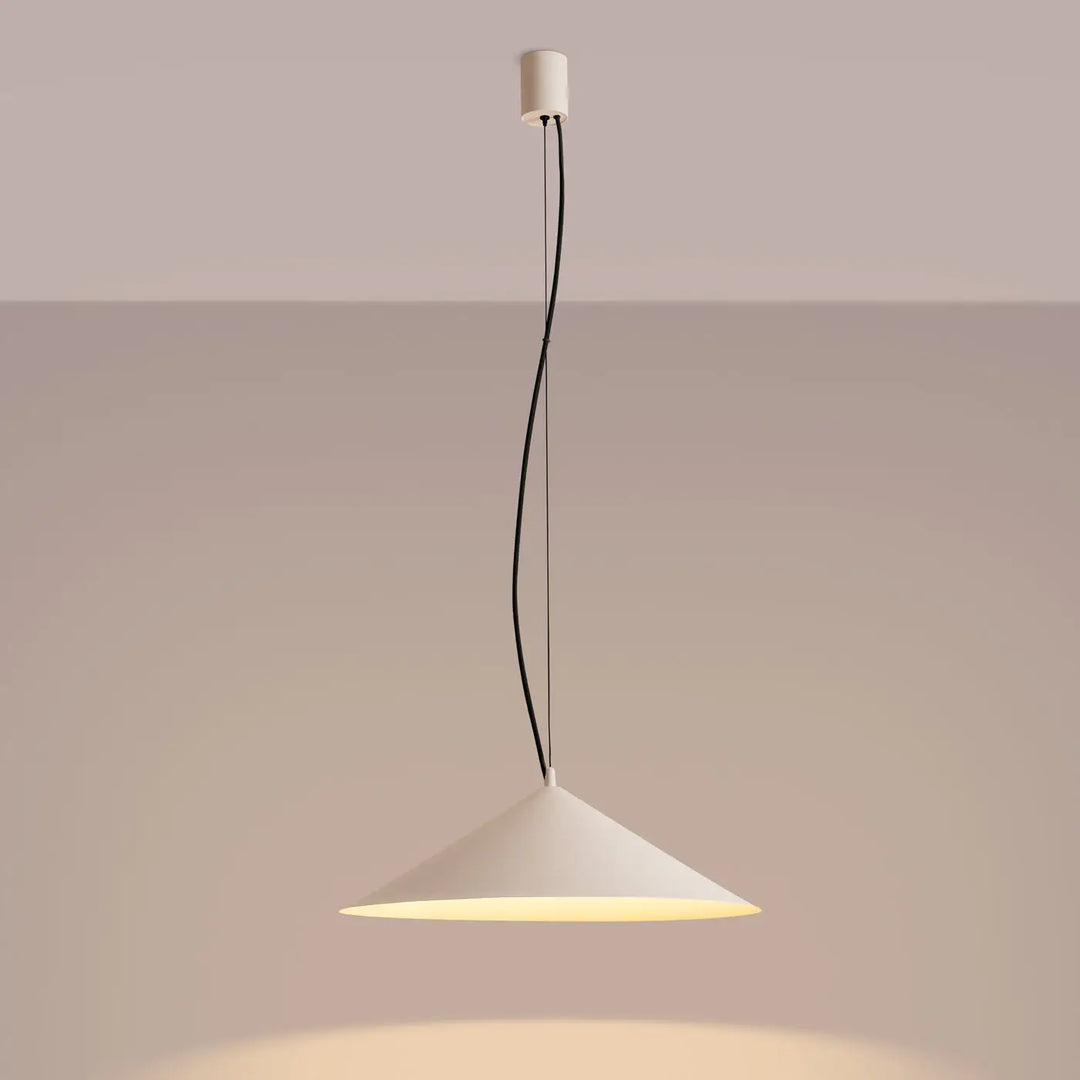 Suspension FINT beige allumée, lumière vers le bas