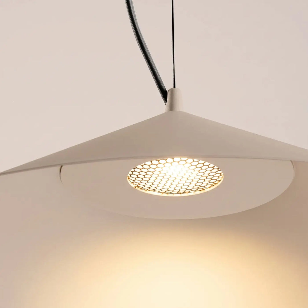 Suspension FINT taupe allumée, grille nid d'abeille