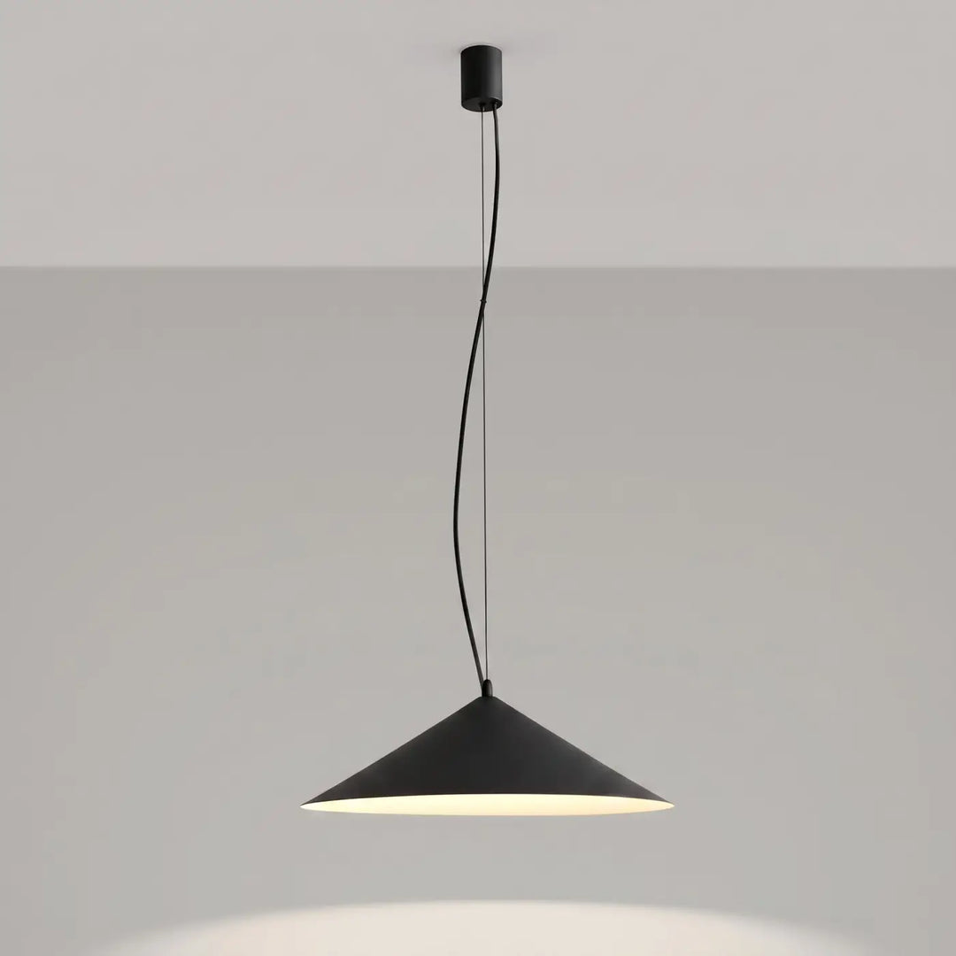 Suspension FINT noir allumée, lumière vers le bas