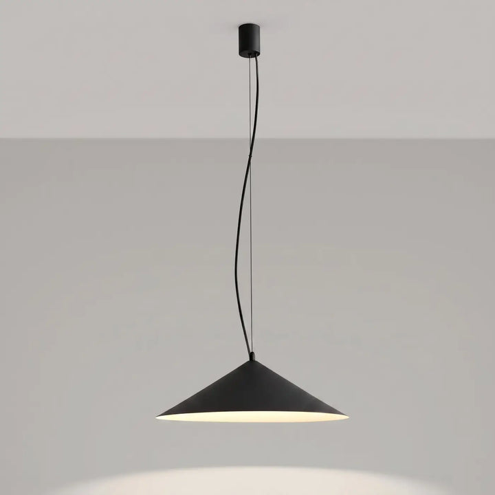 Suspension FINT noir allumée, lumière vers le bas