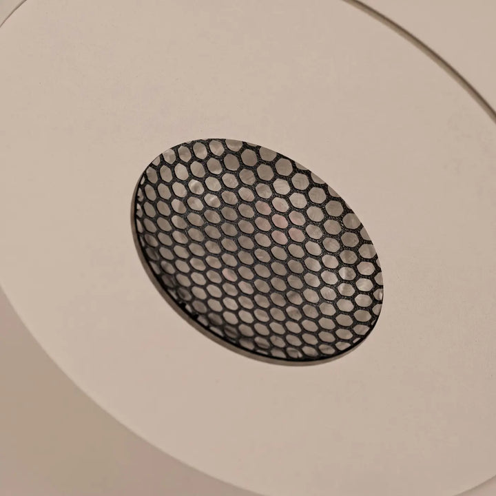 Suspension FINT taupe détail de la grille anti-éblouissement