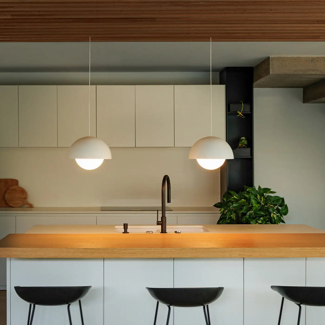 Suspension Marisol blanche de Faro Barcelona en situation