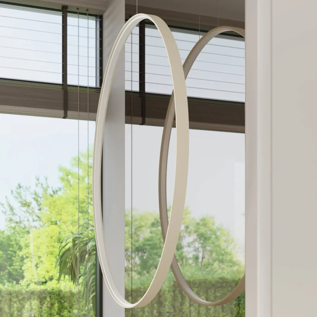 Suspension anneau RIO beige dans un intérieur contemporain