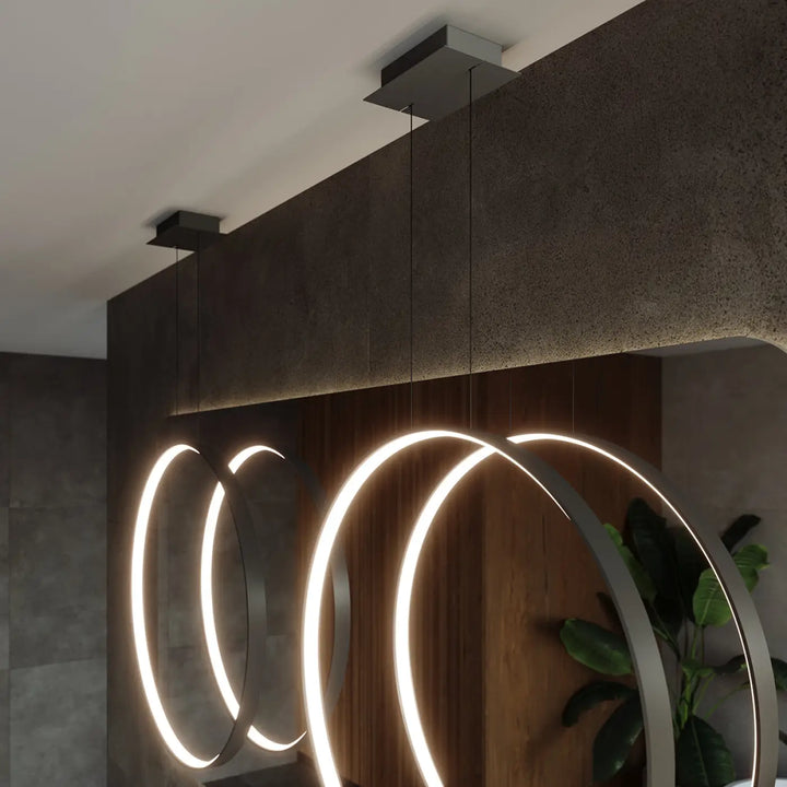 Suspension anneau RIO noir dans un intérieur contemporain
