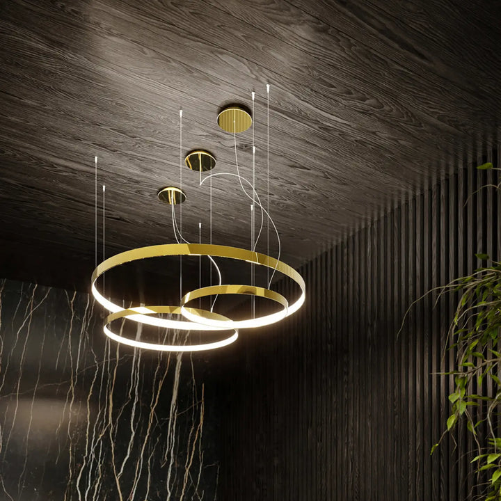 Suspension anneau RIO or poli dans un intérieur contemporain