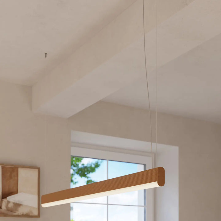Suspension FARGE doré dans un intérieur, vue rapprochée