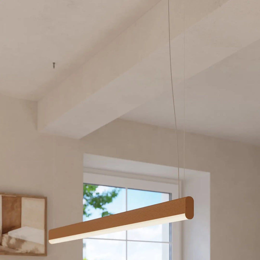 Suspension FARGE doré dans un intérieur, vue rapprochée