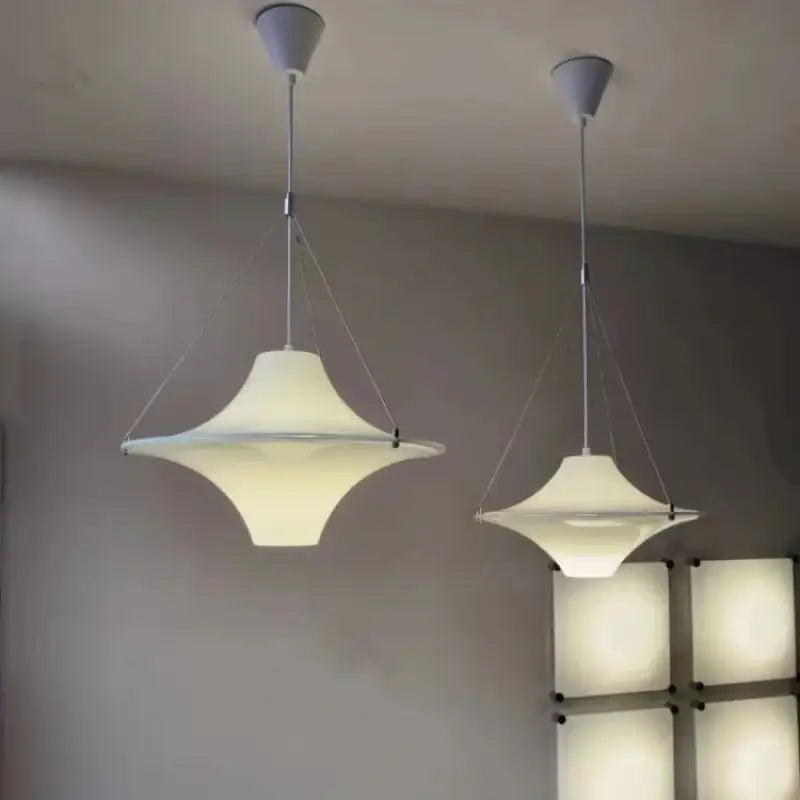 Suspension LED blanche design ovni en acrylique mat