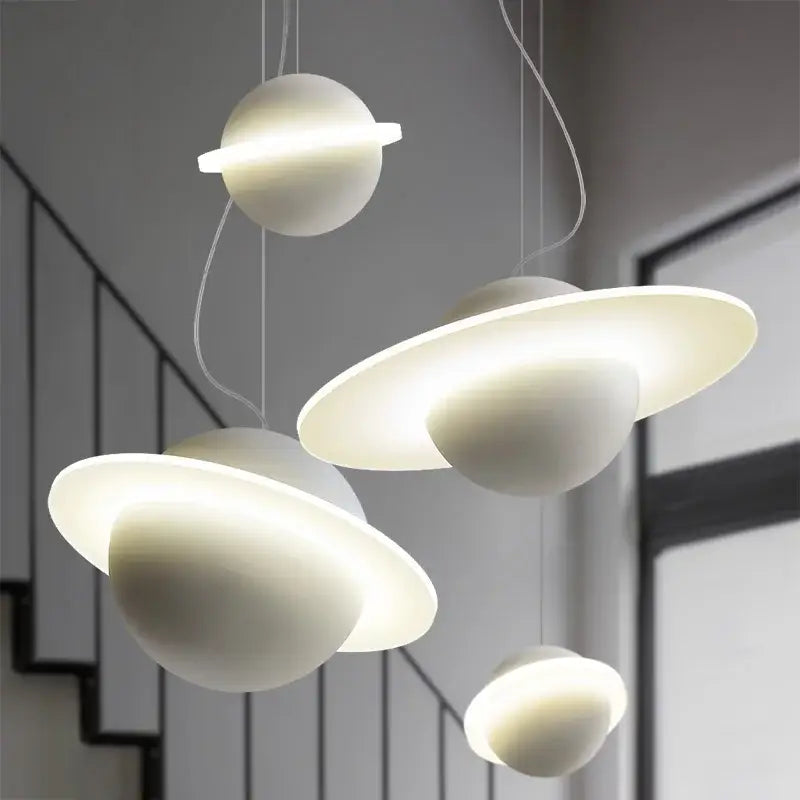 Suspension LED au design futuriste inspiré du système solaire

