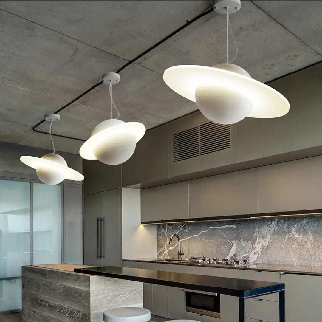 Suspension LED au design futuriste inspiré du système solaire

