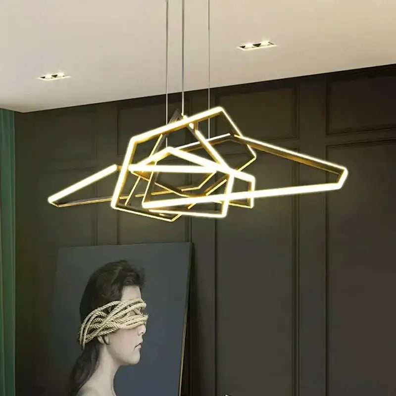Suspension LED Dorée Design Géométrique Pour Salon Moderne