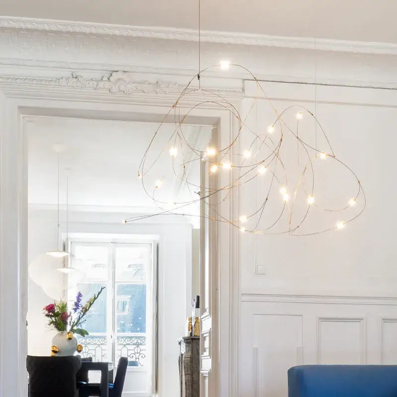 Suspension LED Fil Lumineux Design Aérien Moderne et Sculptural
