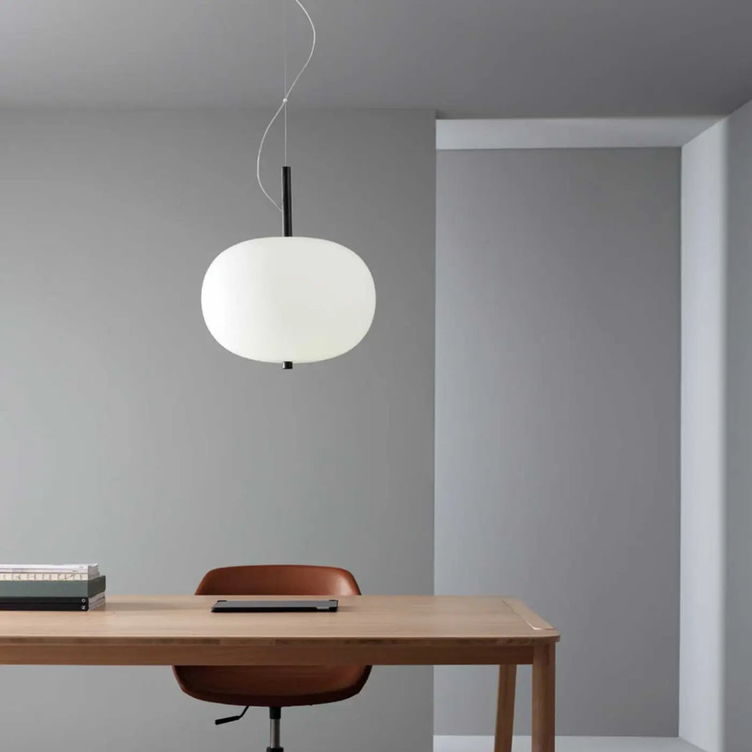 Suspension Ilargi en bois clair et verre opalin dans une pièce #couleur_bois_clair