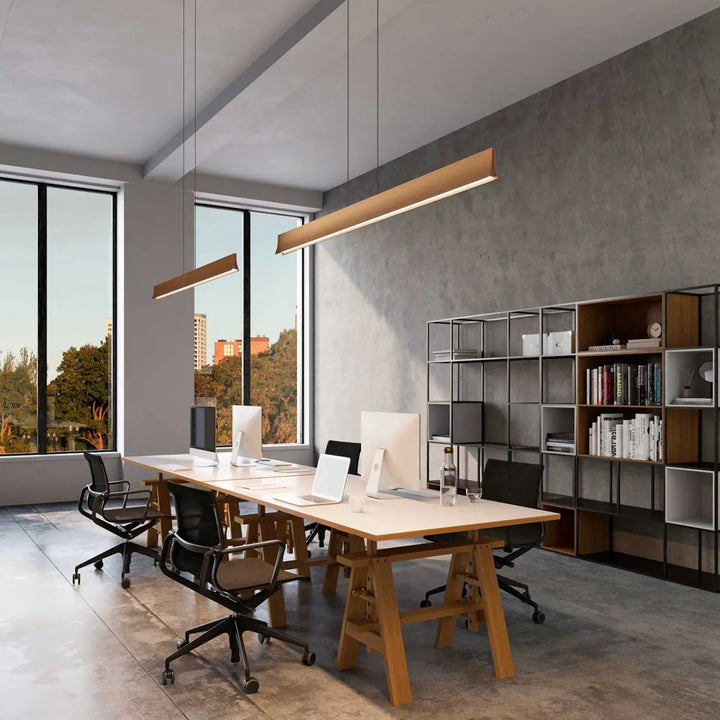 Suspension Bravo en aluminium doré dans un intérieur