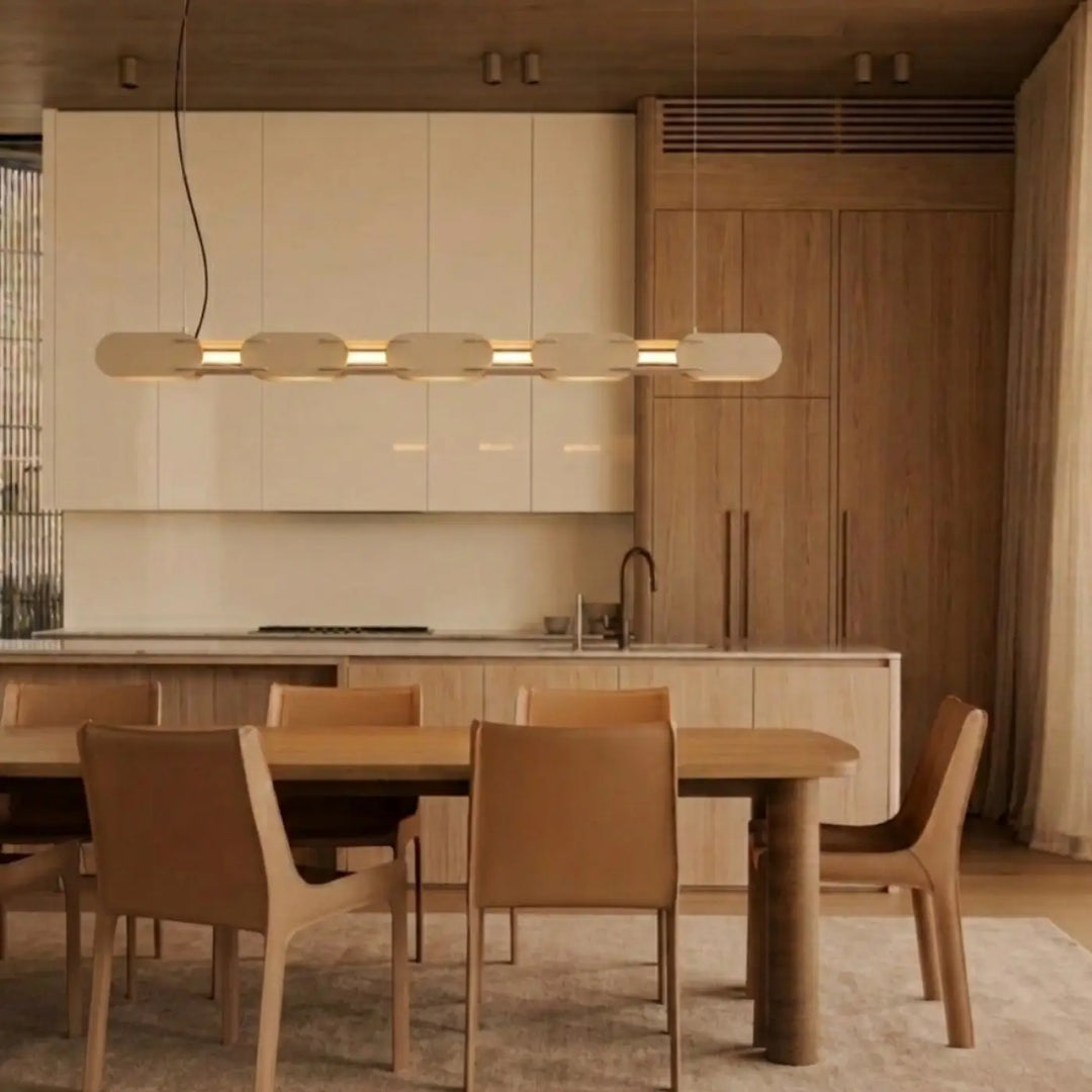 Suspension CHAIN beige dans une cuisine