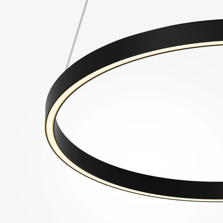 Suspension luminaire rim led circulaire noire avec design moderne et lueur chaude intérieure pour suspension rim