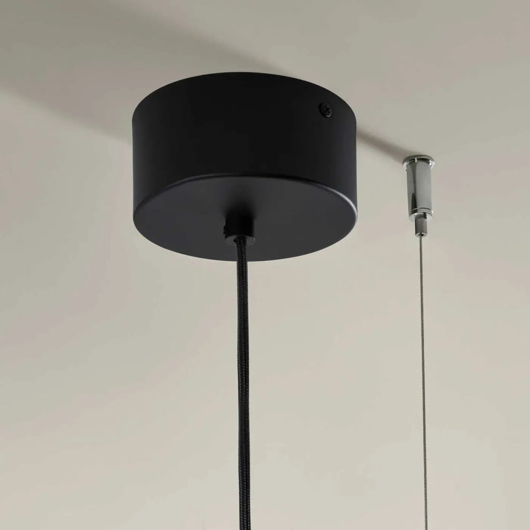 Détail de la suspension Noway en acier noir #couleur_noir
