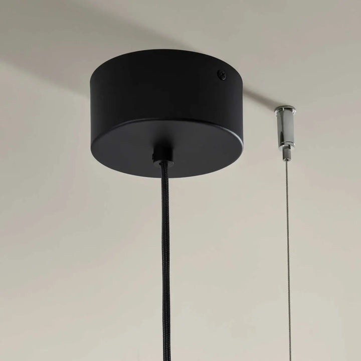 Détail de la suspension Noway en acier noir #couleur_noir