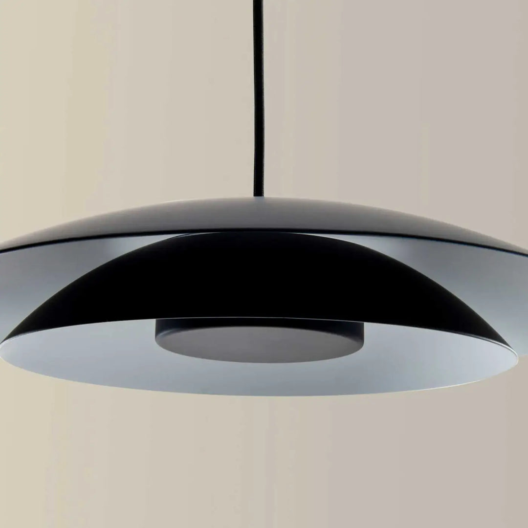 Détail de l'abat-jour de la suspension Noway noire #couleur_noir