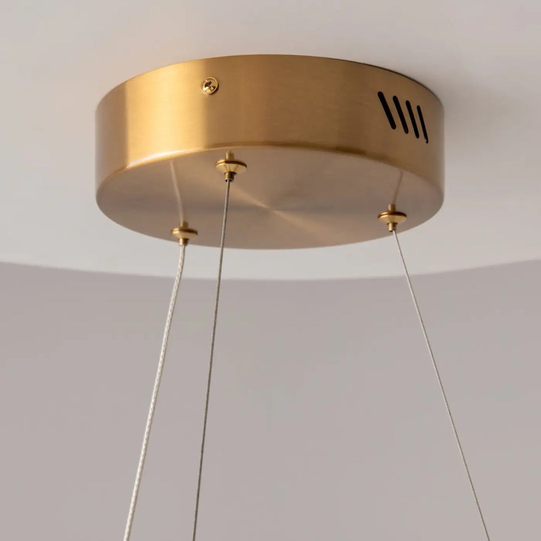 Suspension led anneau doré finition dorée en métal brossé avec trois câbles fins pour éclairage plafond