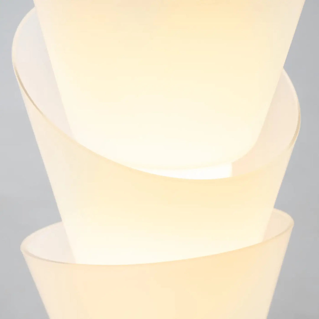 Suspension luminaire seoul avec verre opalin blanc en verre opalin et lumière douce chaude en design moderne à étages
