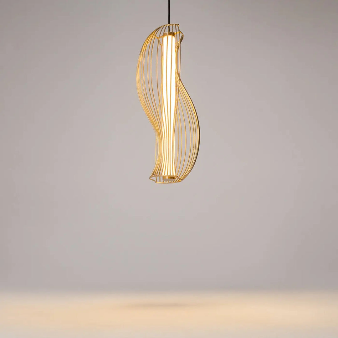 Suspension luminaire shadows of the past en métal doré avec tube lumineux led vertical et structure filaire sculpturale