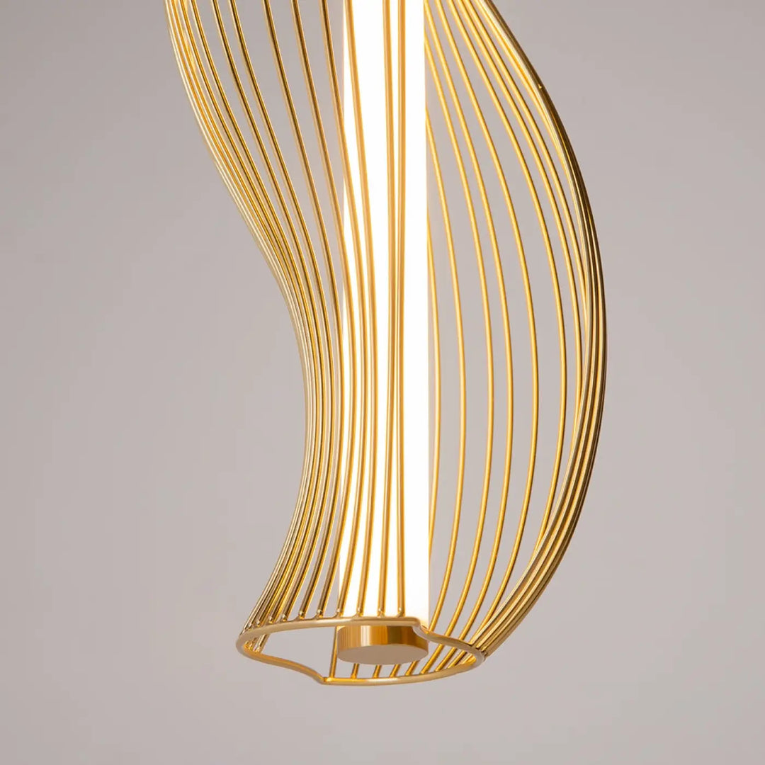 Luminaire suspension shadows of the past en ton or avec cadre sculptural et tube lumineux led intégré design moderne