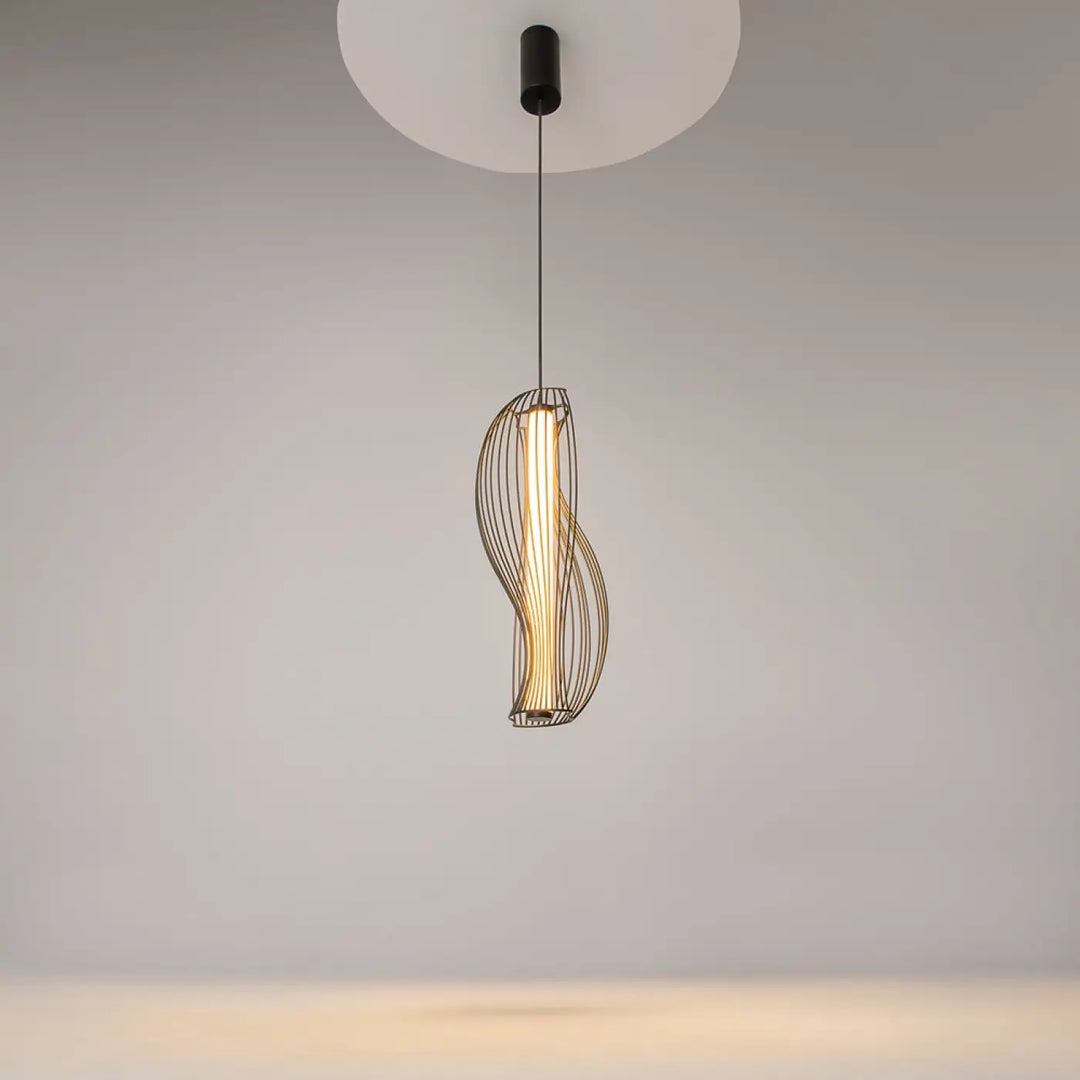 Suspension luminaire shadows of the past en métal noir avec tube lumineux led vertical et design tubulaire incurvé moderne