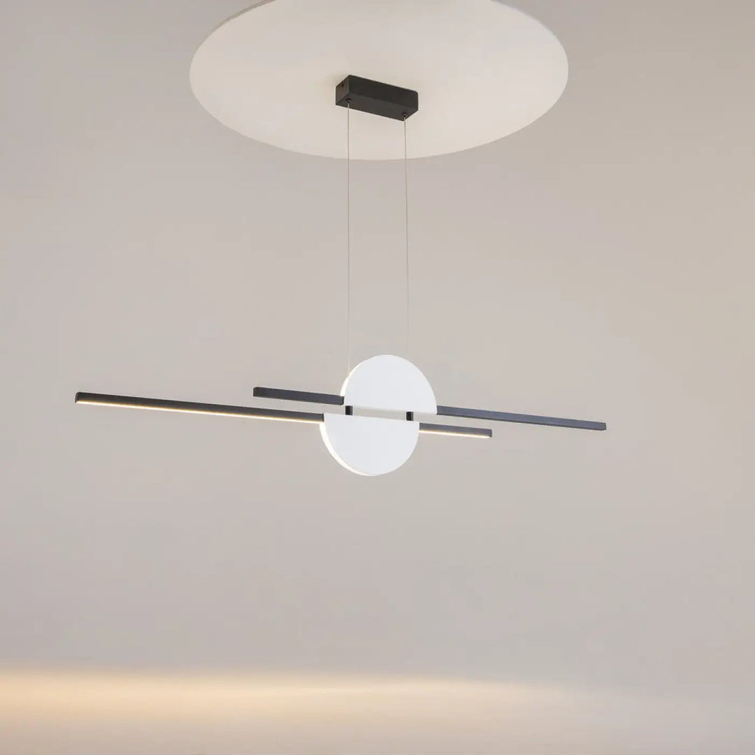 Suspension led skyline linéaire avec design minimaliste noir et blanc et diffuseur circulaire central pour d’une table