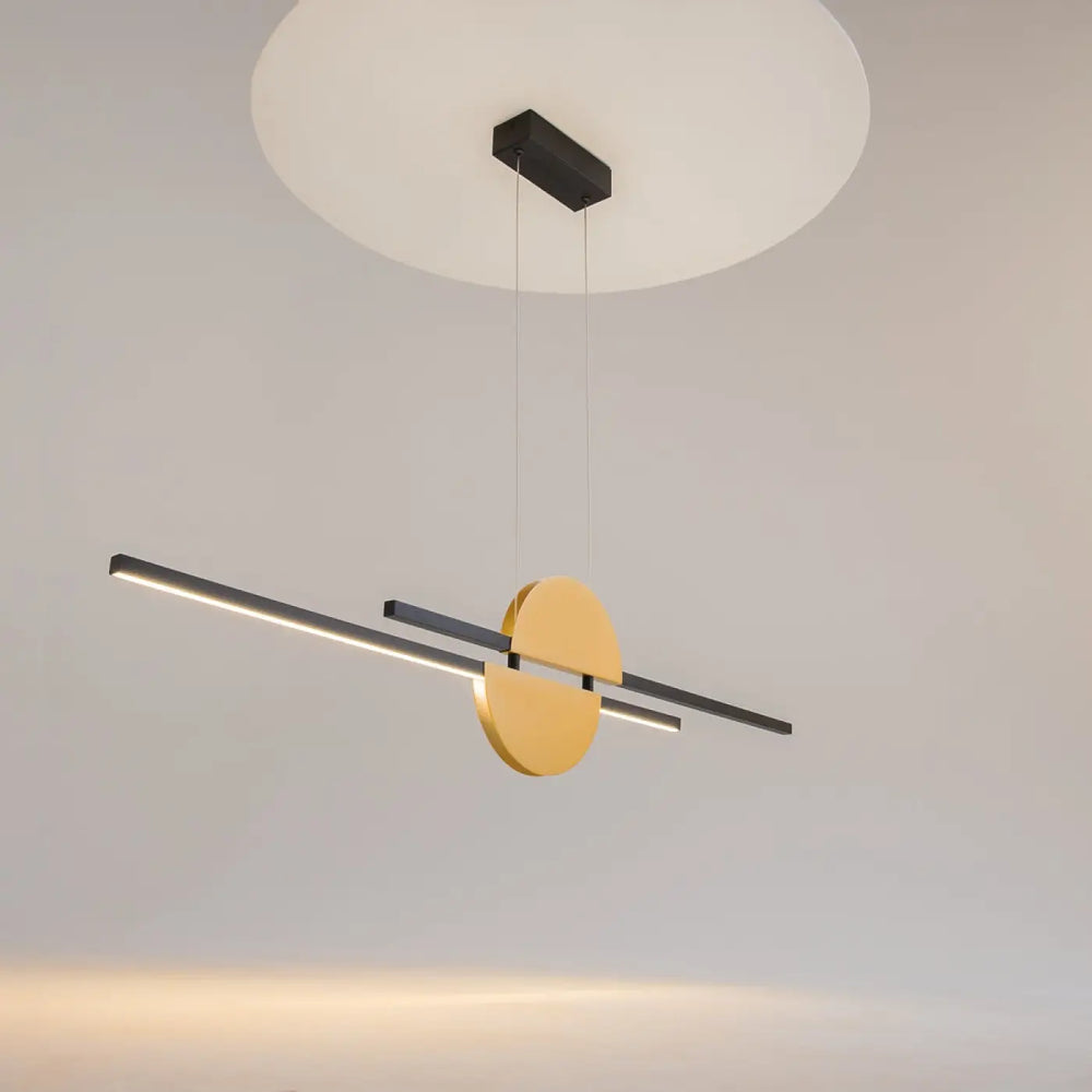 Suspension led skyline linéaire avec support noir, barres noires et dorées, disque doré émettant une lumière ambiante