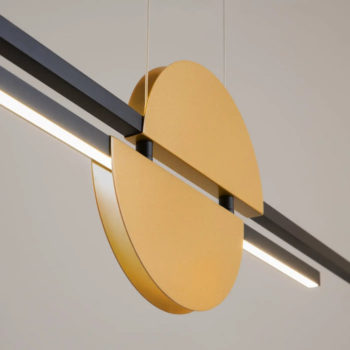 Suspension led skyline linéaire en métal noir et or avec éclairage led intégré pour suspension d’une table moderne