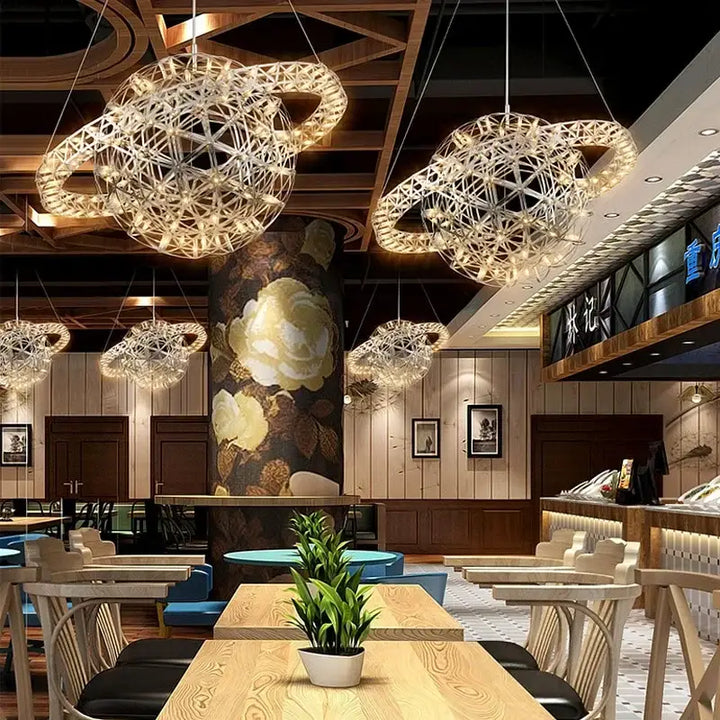 Suspension LED sphère dorée design galaxie style contemporain

