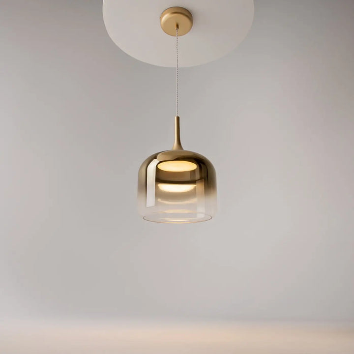 Suspension led spirito globe avec abat-jour en verre translucide et tige en métal laiton pour une lumière douce à trois teintes