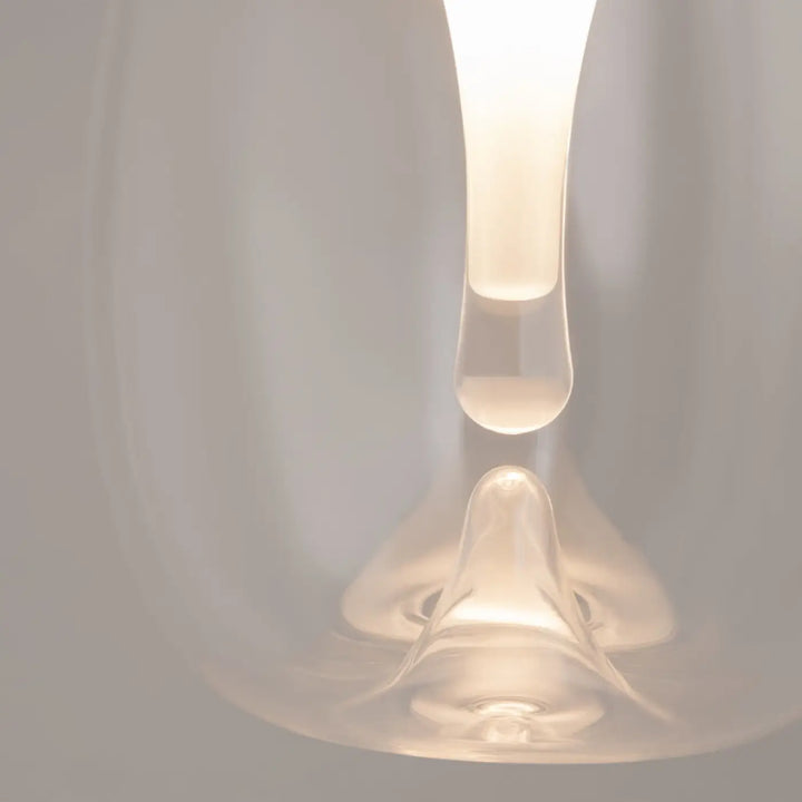 Suspension luminaire splash en verre translucide avec led intégrée au-dessus d’un îlot cuisine design moderne