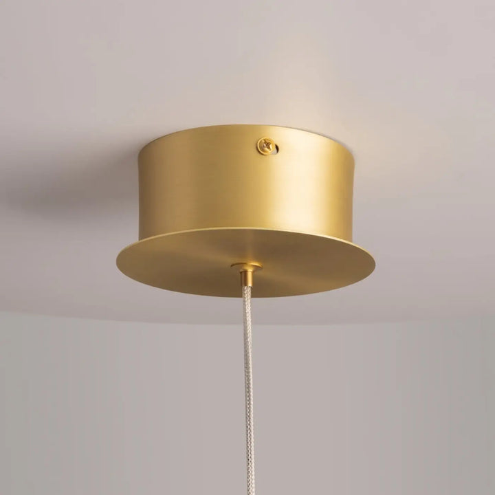 Suspension led splash globe cylindrique or mat avec cordon tressé pour éclairage au-dessus d’un îlot