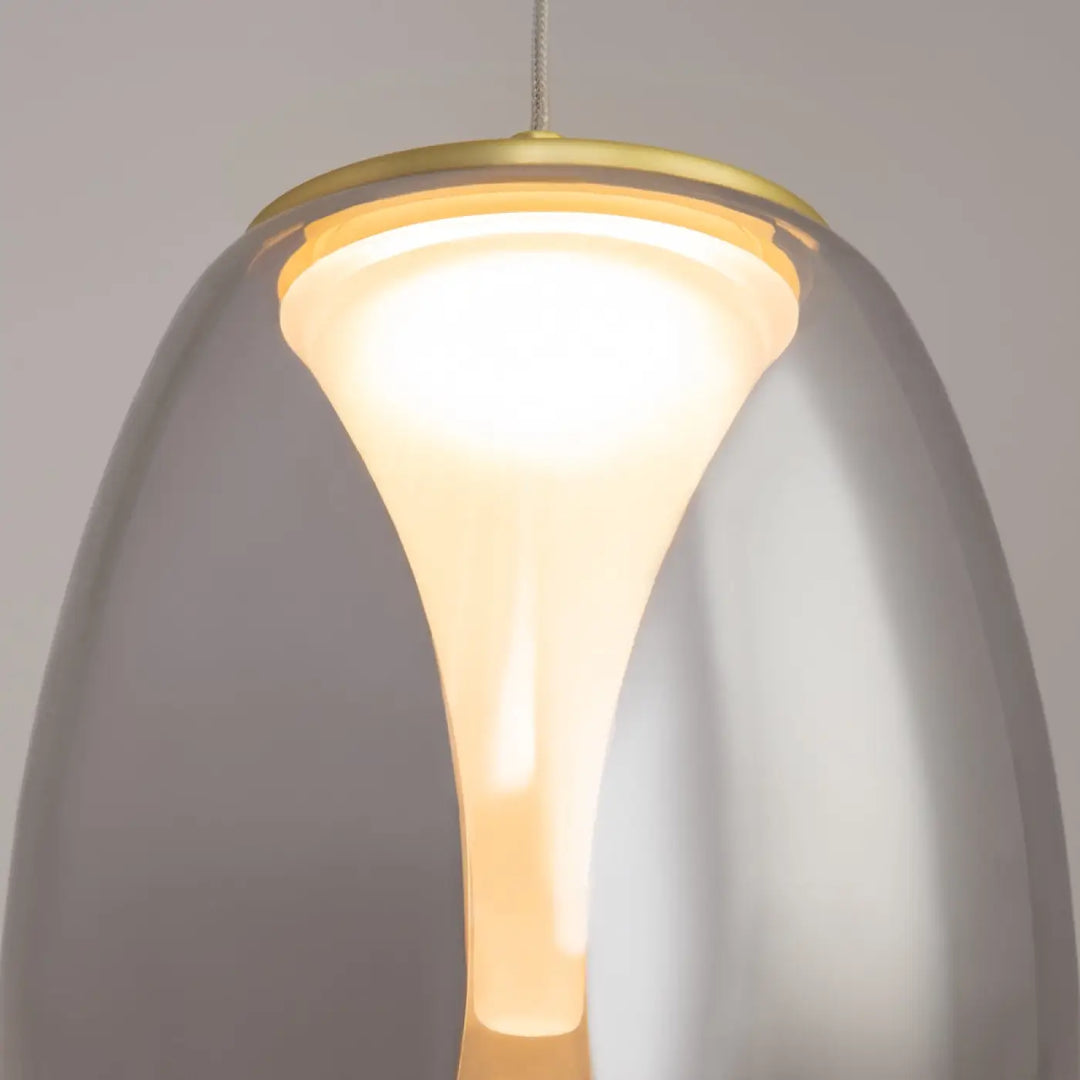 Suspension led splash avec dôme en verre dépoli translucide et bordure métal doré au-dessus d’un îlot