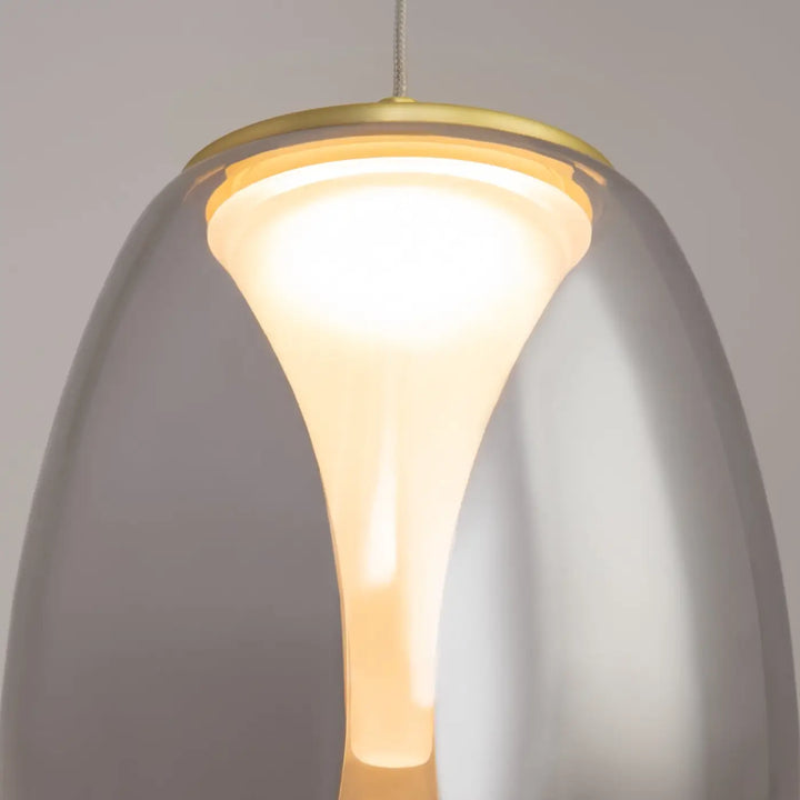 Suspension led splash avec dôme en verre dépoli translucide et bordure métal doré au-dessus d’un îlot