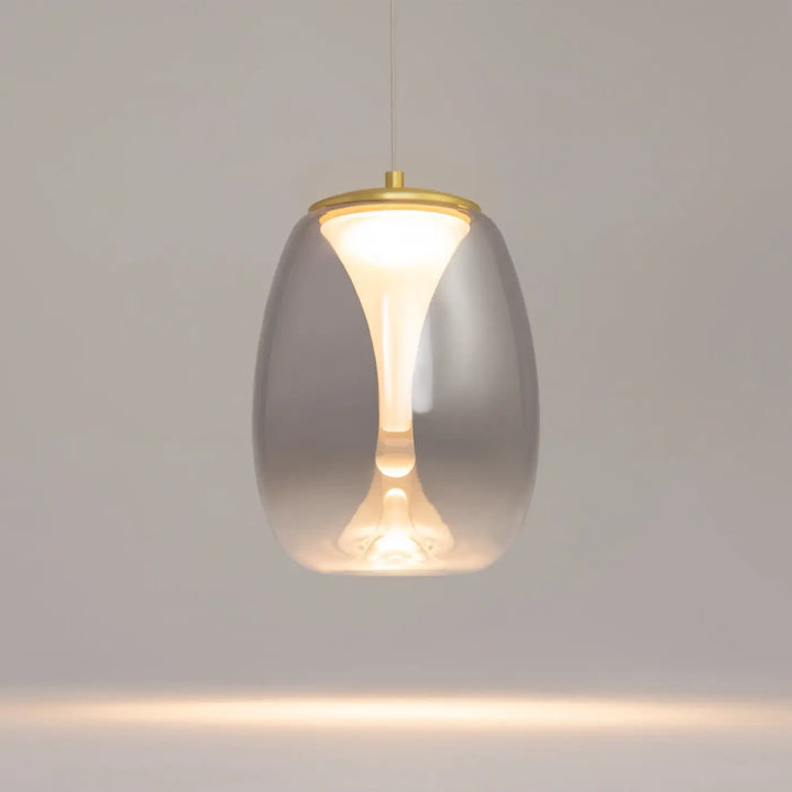 Suspension led splash globe avec abat-jour en verre gris translucide et métal doré pour éclairage au-dessus d’un îlot