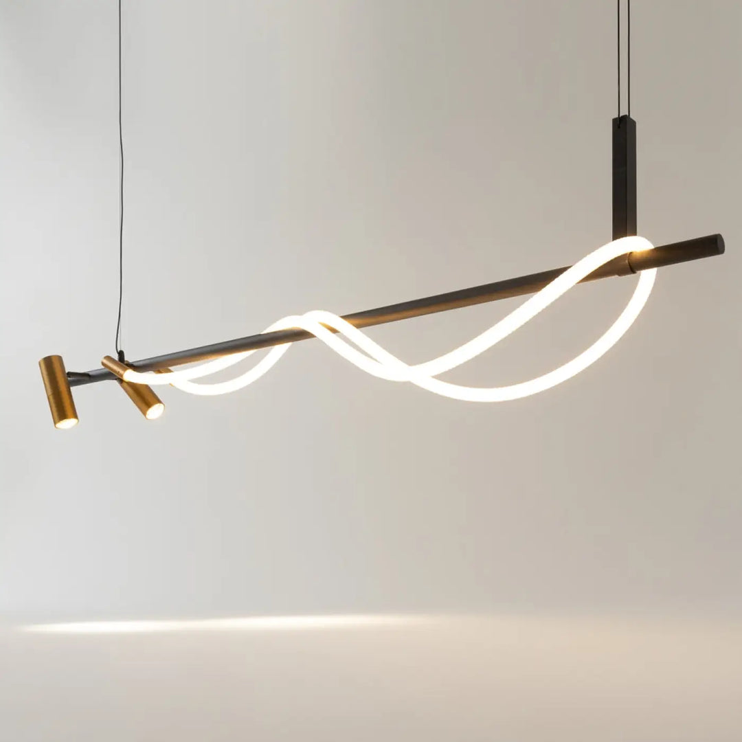 Suspension led tau avec ruban led blanc courbé entourant des tiges en acier noir et accents en laiton au-dessus d’une pièce