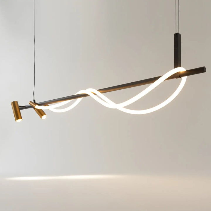 Suspension led tau avec ruban led blanc courbé entourant des tiges en acier noir et accents en laiton au-dessus d’une pièce