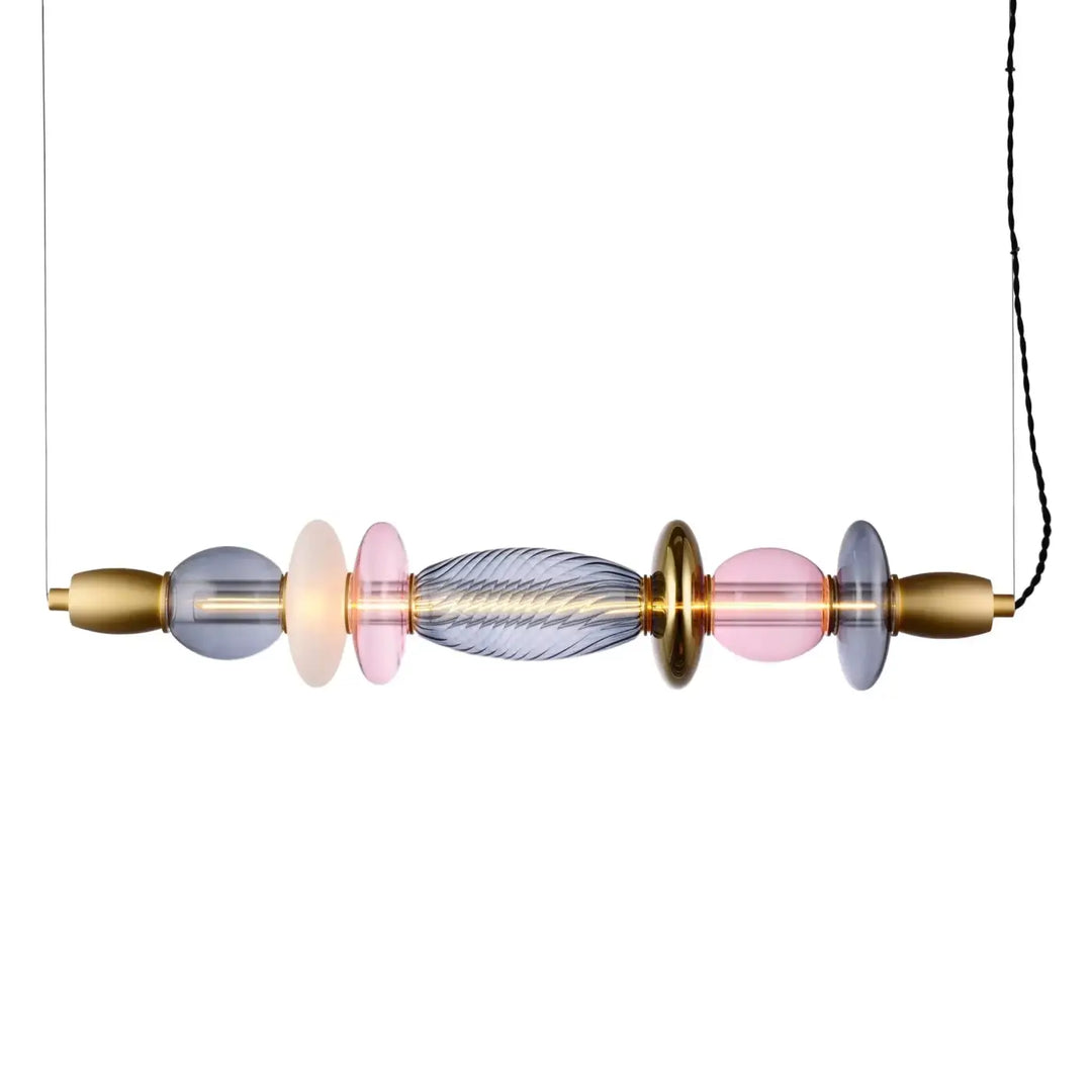 Suspension léonor horizontale en verre soufflé pastel avec accents métalliques dorés et élément central torsadé design lumineux