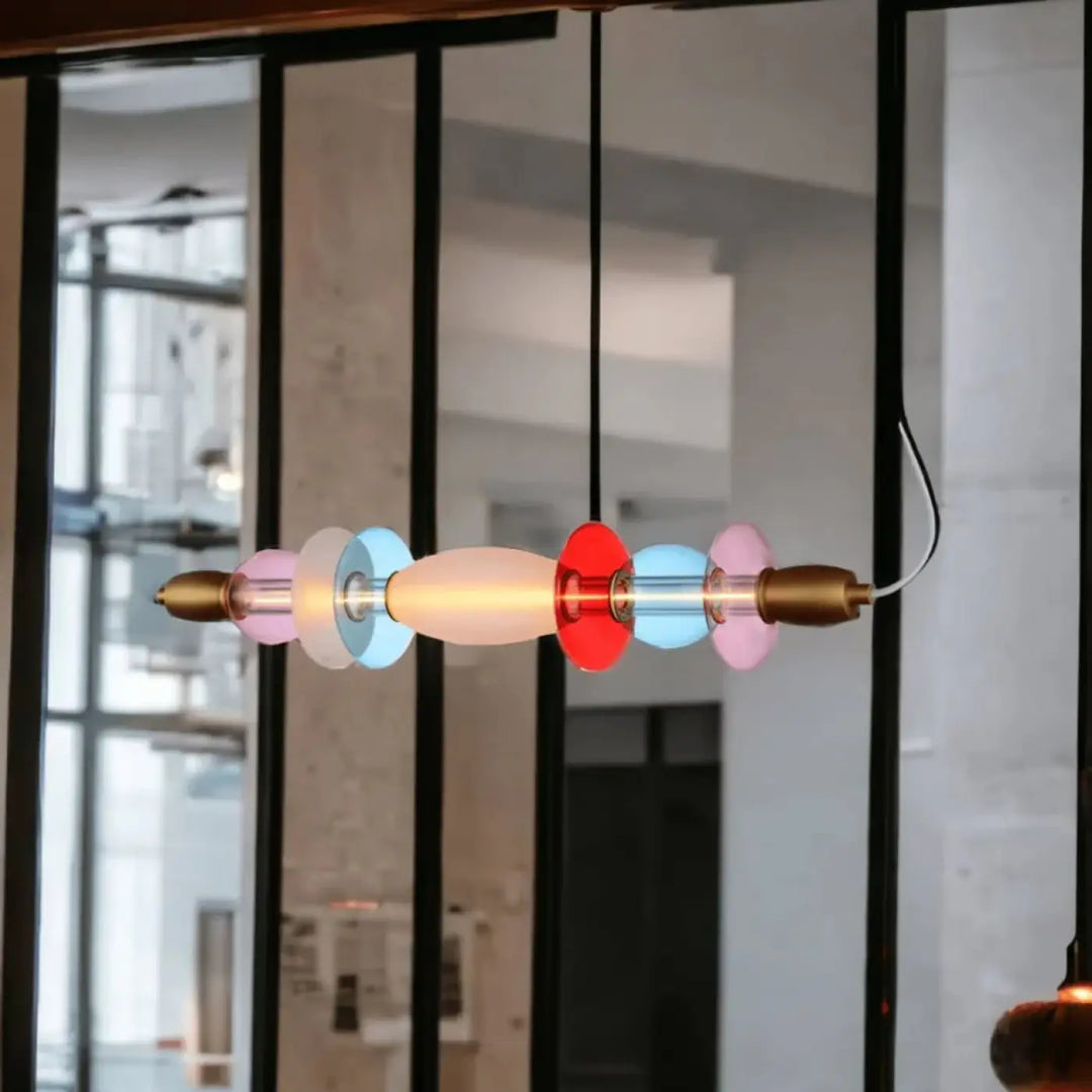 Suspension léonor avec verre soufflé pastel et accents en laiton pour un design lumineux élégant
