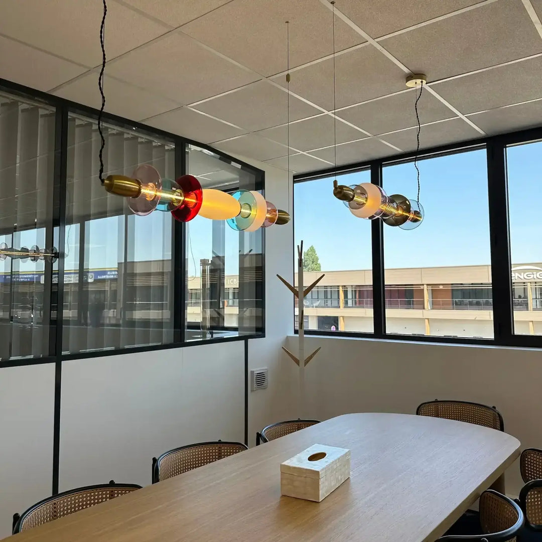 Suspension léonor horizontale en verre soufflé coloré avec accents en laiton pour un design lumineux élégant