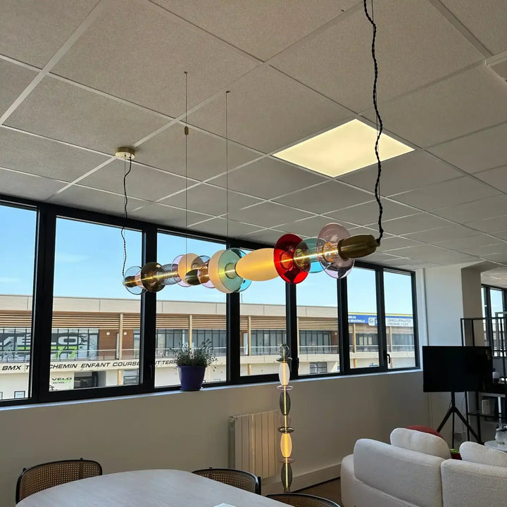 Suspension léonor en verre soufflé avec orbes translucides multicolores rouge jaune vert et bleu design lumineux moderne