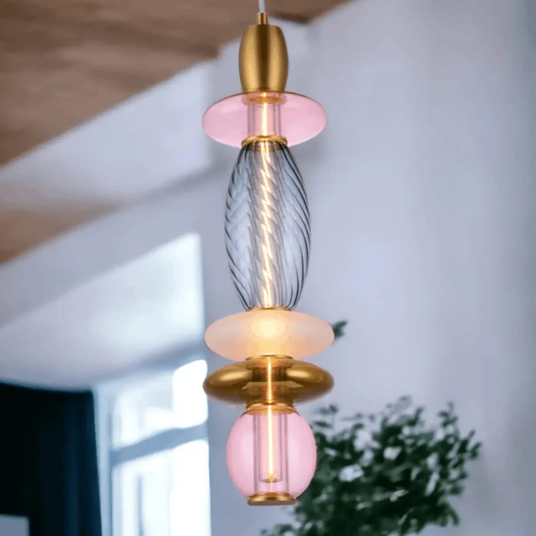 Suspension luminaire léonor verticale avec led filament et éléments de verre empilés rose et gris translucide orné de métal doré