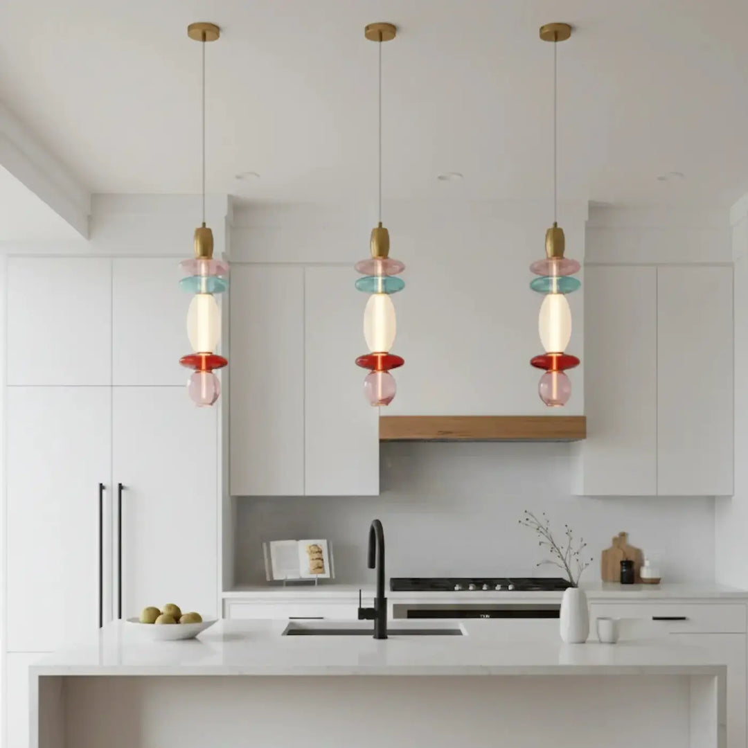 Trois suspensions luminaire léonor verticale avec disques en verre translucide rose et teal et led filament dans un format compact