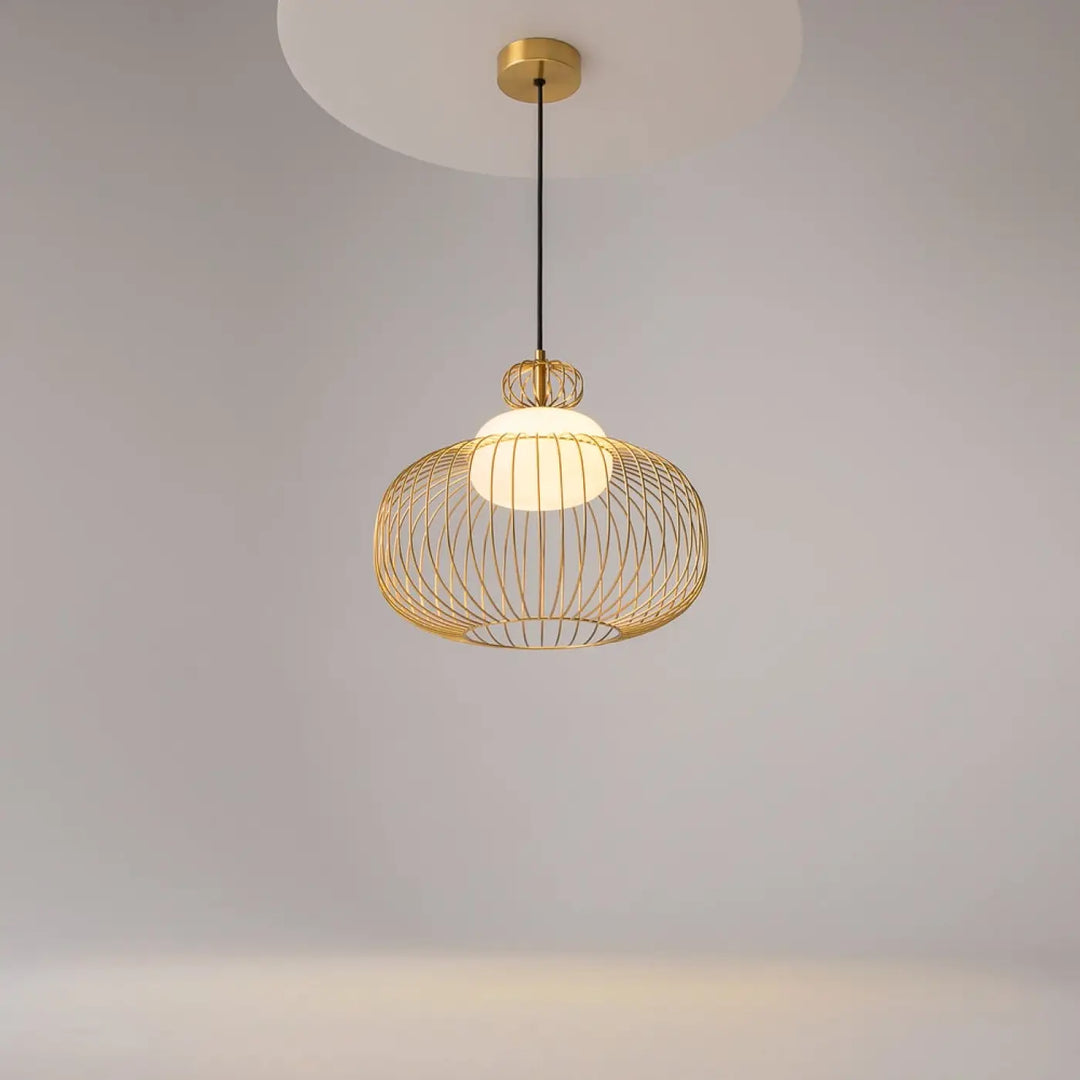 Suspension levitation cage dorée en fil métallique avec ampoule en verre dépoli éclairée disponible en trois tailles